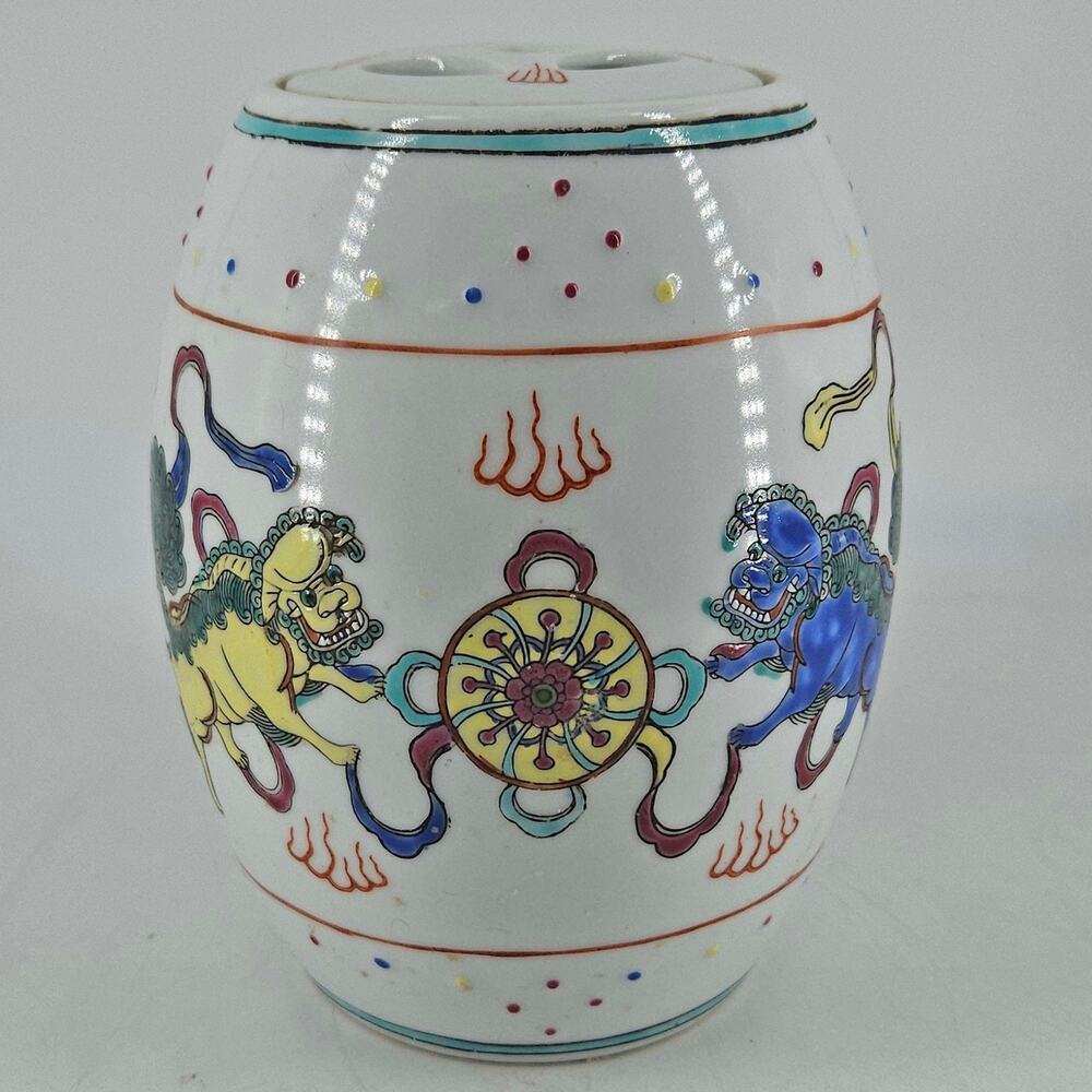 Vintage Chinese porcelain Chinoiserie Foo Dog ginger jar tea caddy